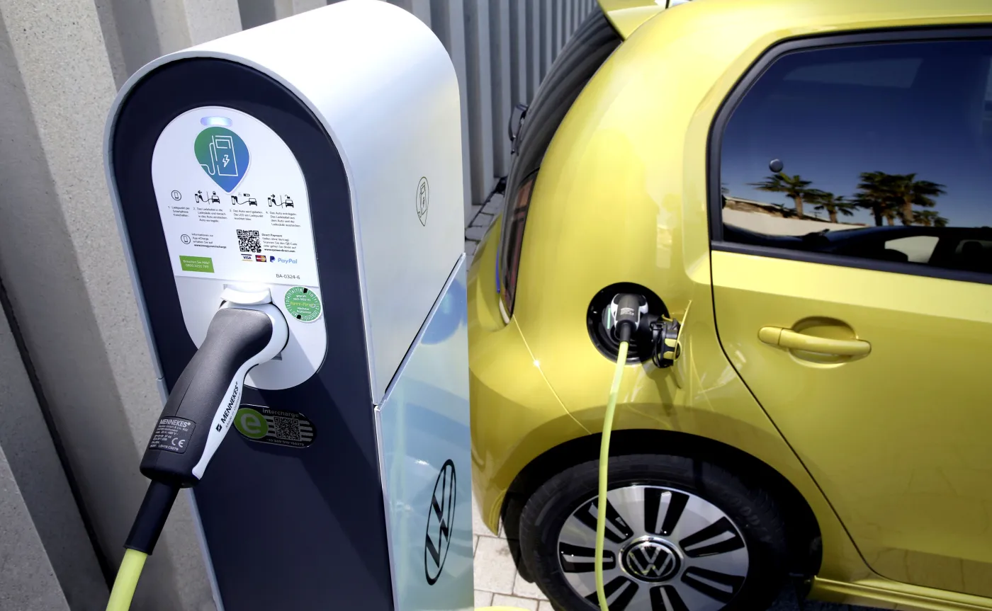 70 tys. zł dopłaty do samochodów elektrycznych. Ruszają trzy NOWE programy [ZESTAWIENIE AUT]