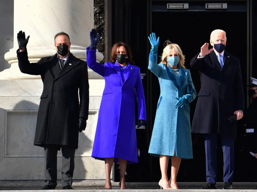 Atak klonów i wyraźna inspiracja... Melanią Trump! Stylizacje najważniejszych kobiet na zaprzysiężeniu Joe Bidena