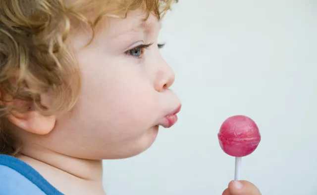Ile cukru zjadają dzieci przez rok? Tyle, ile same ważą! [BADANIA]