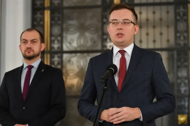 Winnicki: Naturalną rolą mężczyzny jest opieka nad kobietą. PiS do tego nie dorosło