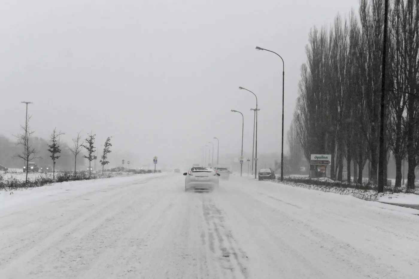 ATAK ZIMY w Polsce. Śnieg nadal pada w większości kraju. Występują zamiecie i zawieje śnieżne