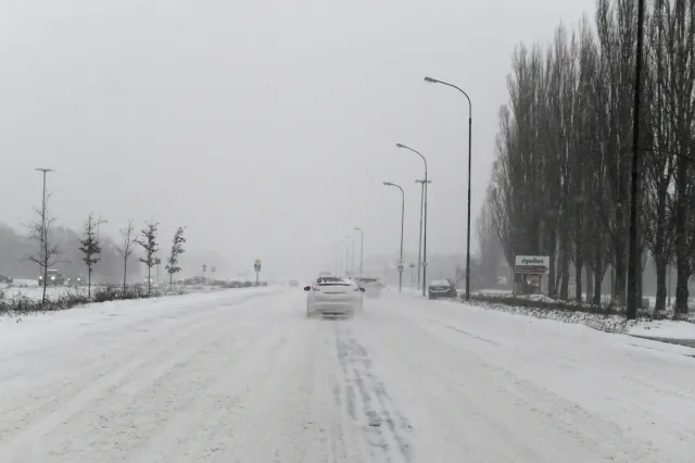 ATAK ZIMY w Polsce. Śnieg nadal pada w większości kraju. Występują zamiecie i zawieje śnieżne