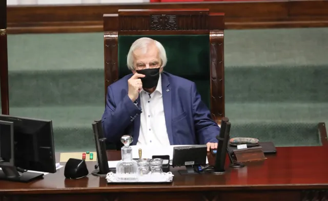 Ryszard Terlecki interpretuje piosenkę Darii Zawiałow. W tle Zjednoczona Prawica