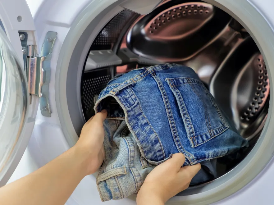 Nie skracaj dżinsom życia! Oto, jak należy je prać, by służyły latami