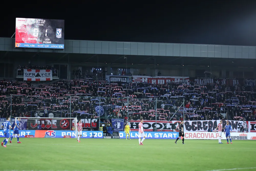 CBŚP weszło do sądu w Krakowie. Pracownik działał na rzecz gangu kiboli Cracovii?
