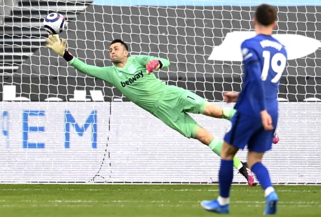 Fabiański nie zatrzymał Chelsea. "Młoty" przegrały ważne derby