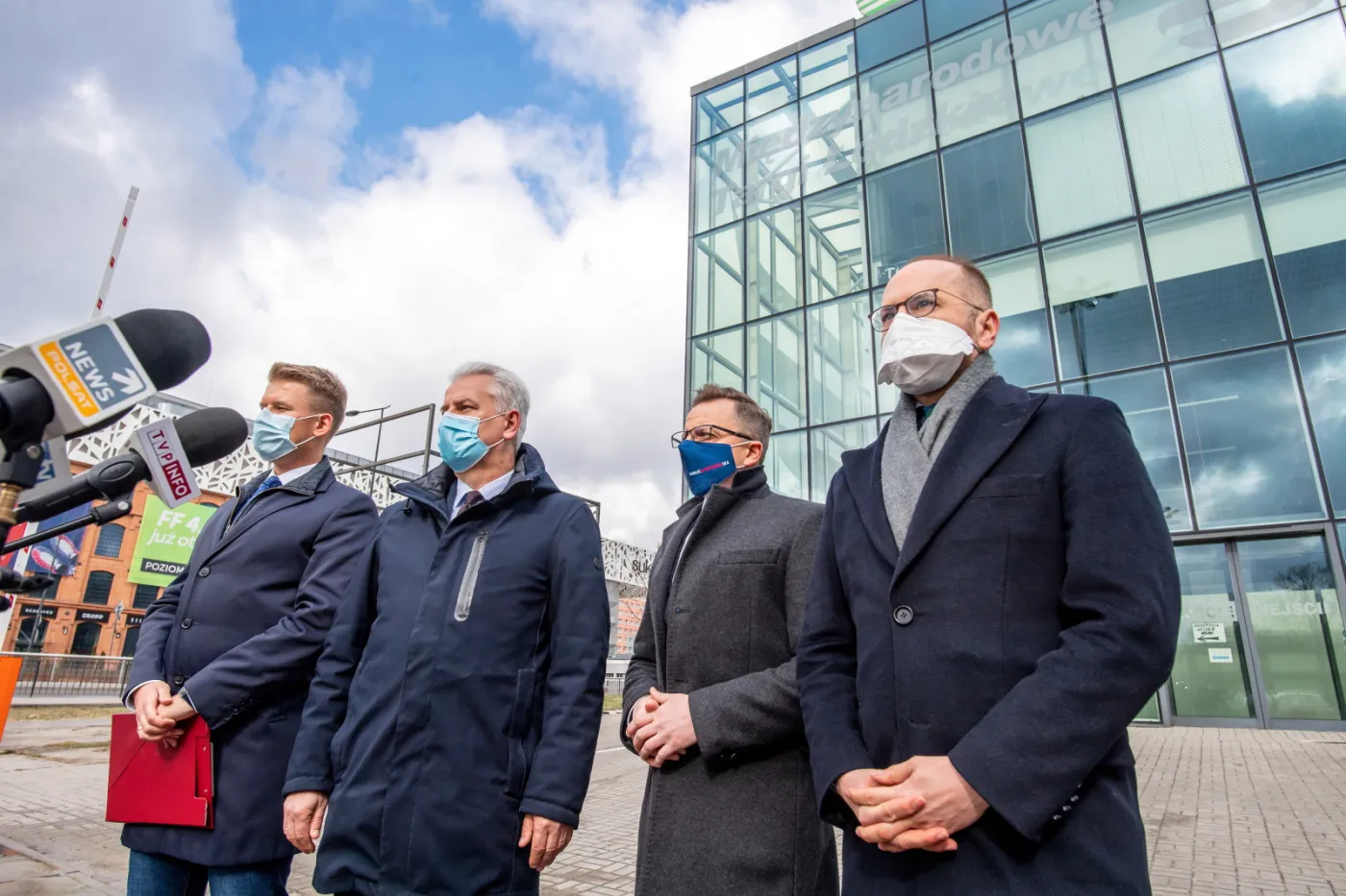 KO apeluje do Morawieckiego o otwarcie wszystkich szpitali tymczasowych