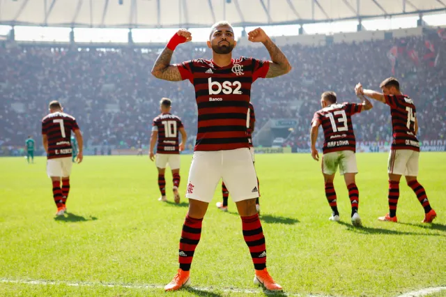 Reprezentant Brazylii schował się przed policją... pod stołem