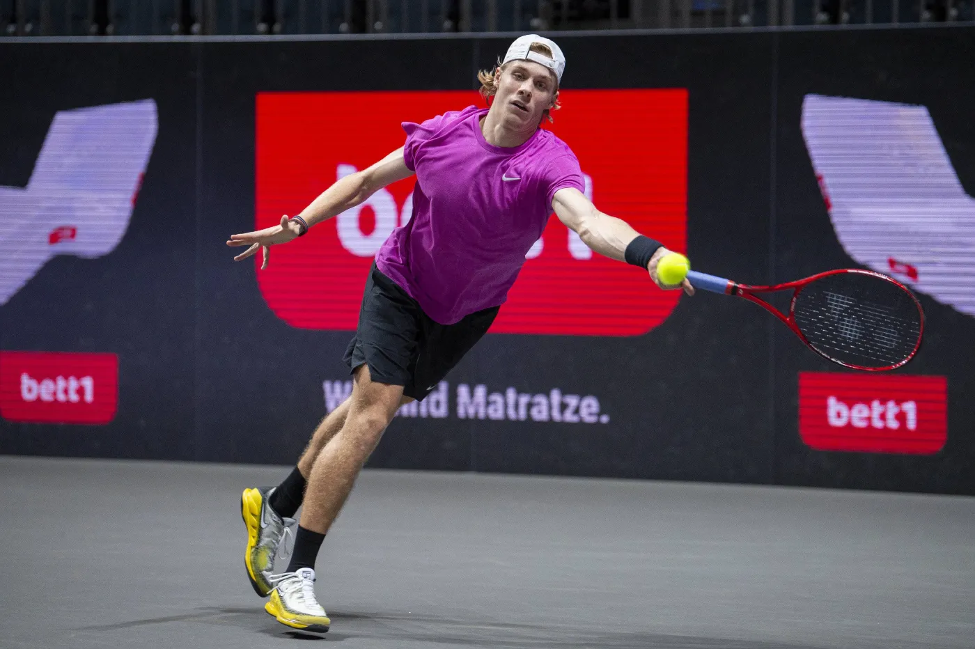 Turniej ATP w Dubaju: Shapovalov ograł Hurkacza, ale Polak gra dalej w deblu