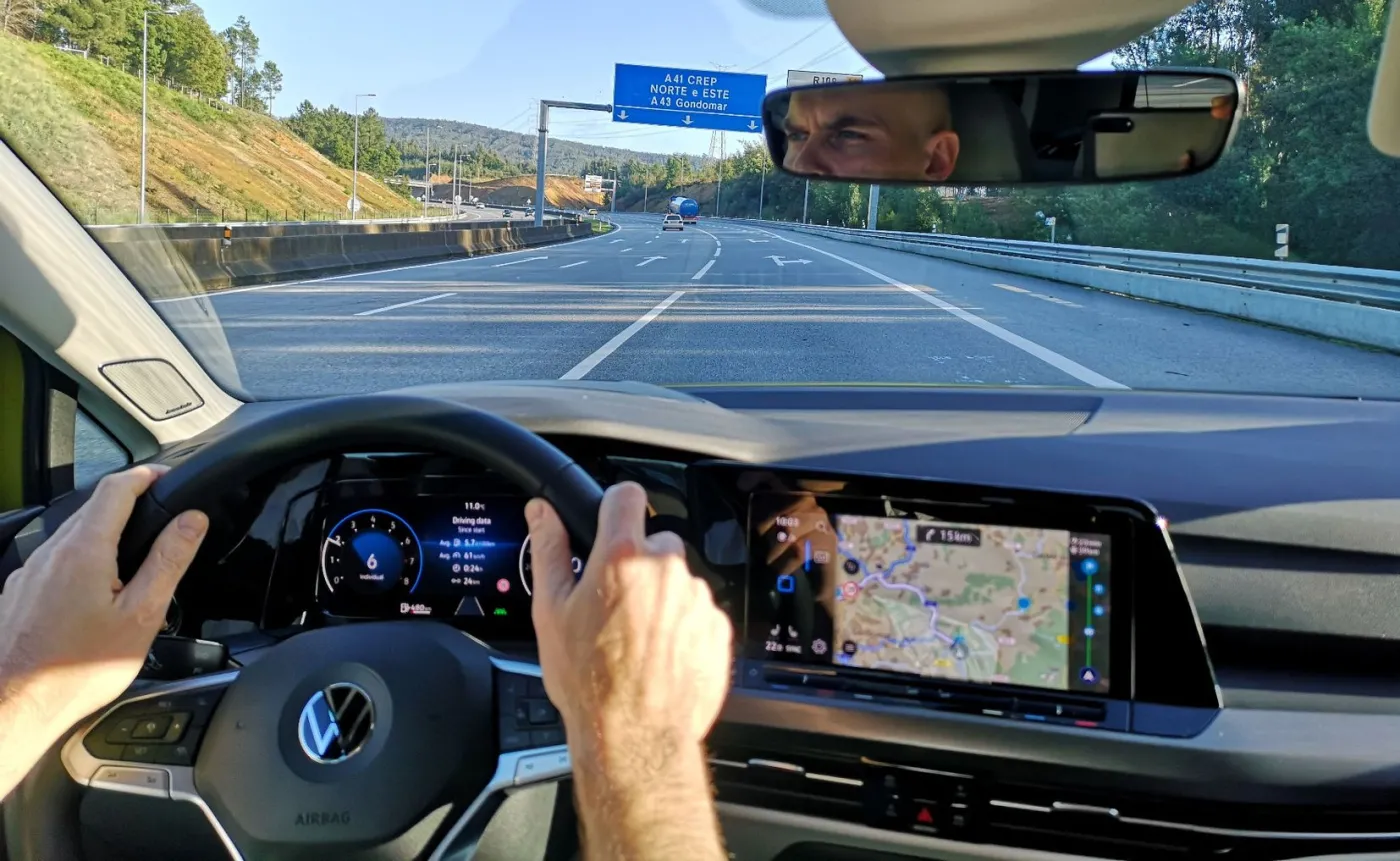 Nowy Volkswagen Golf pojedzie na zielonej fali, uniknie wypadków. I to najtańszy