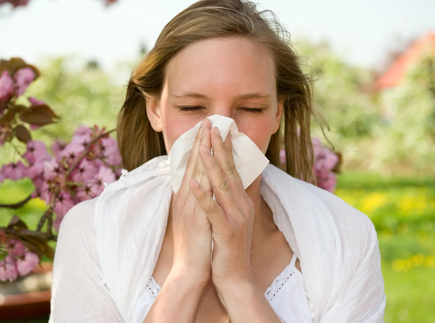 Łzawienie oczu, katar... Wiosna trudna dla alergików. Co przynosi ulgę?