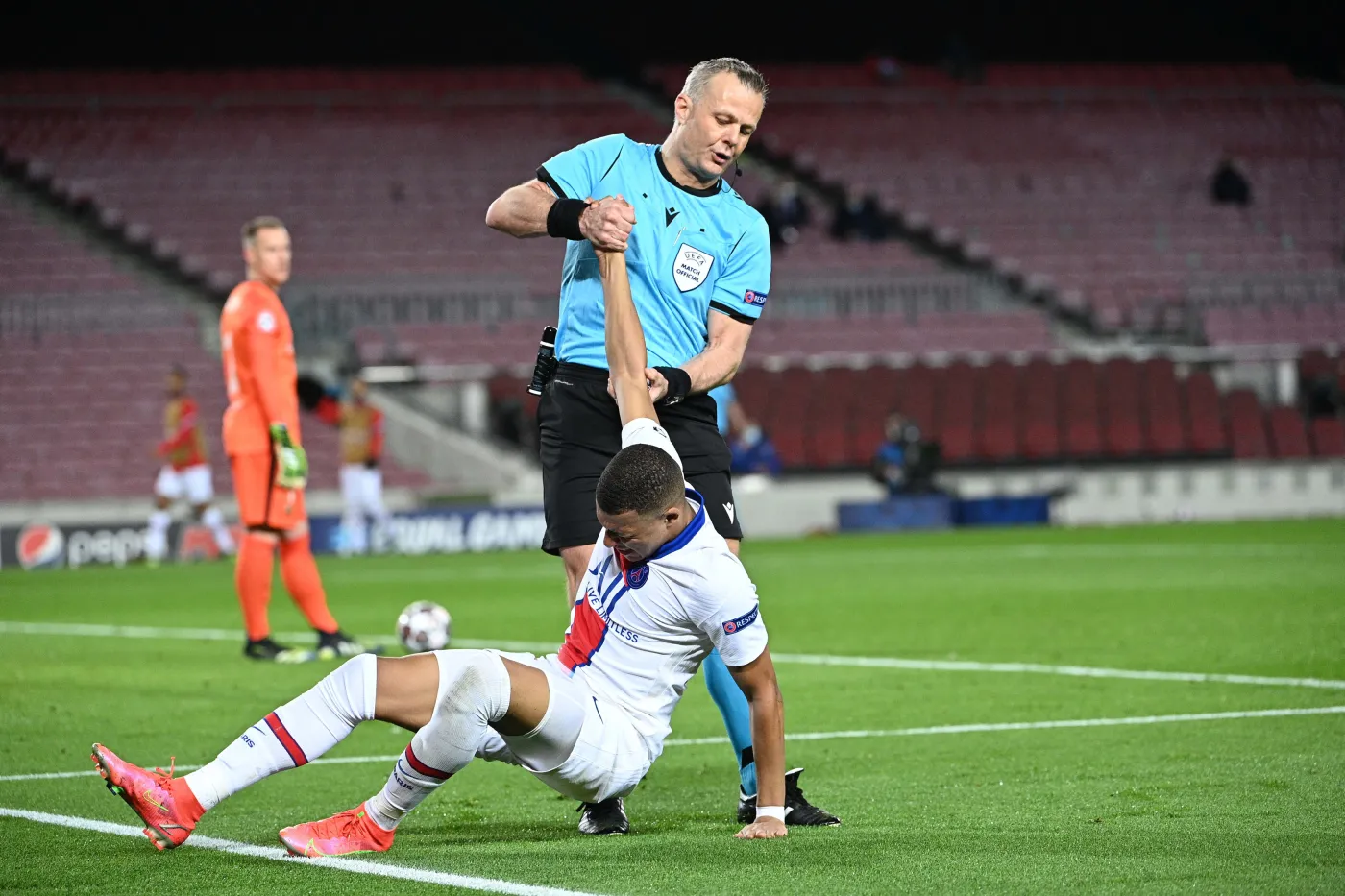 Holender będzie gwizdał na Wembley. Szczęśliwy dla Polaków nie jest
