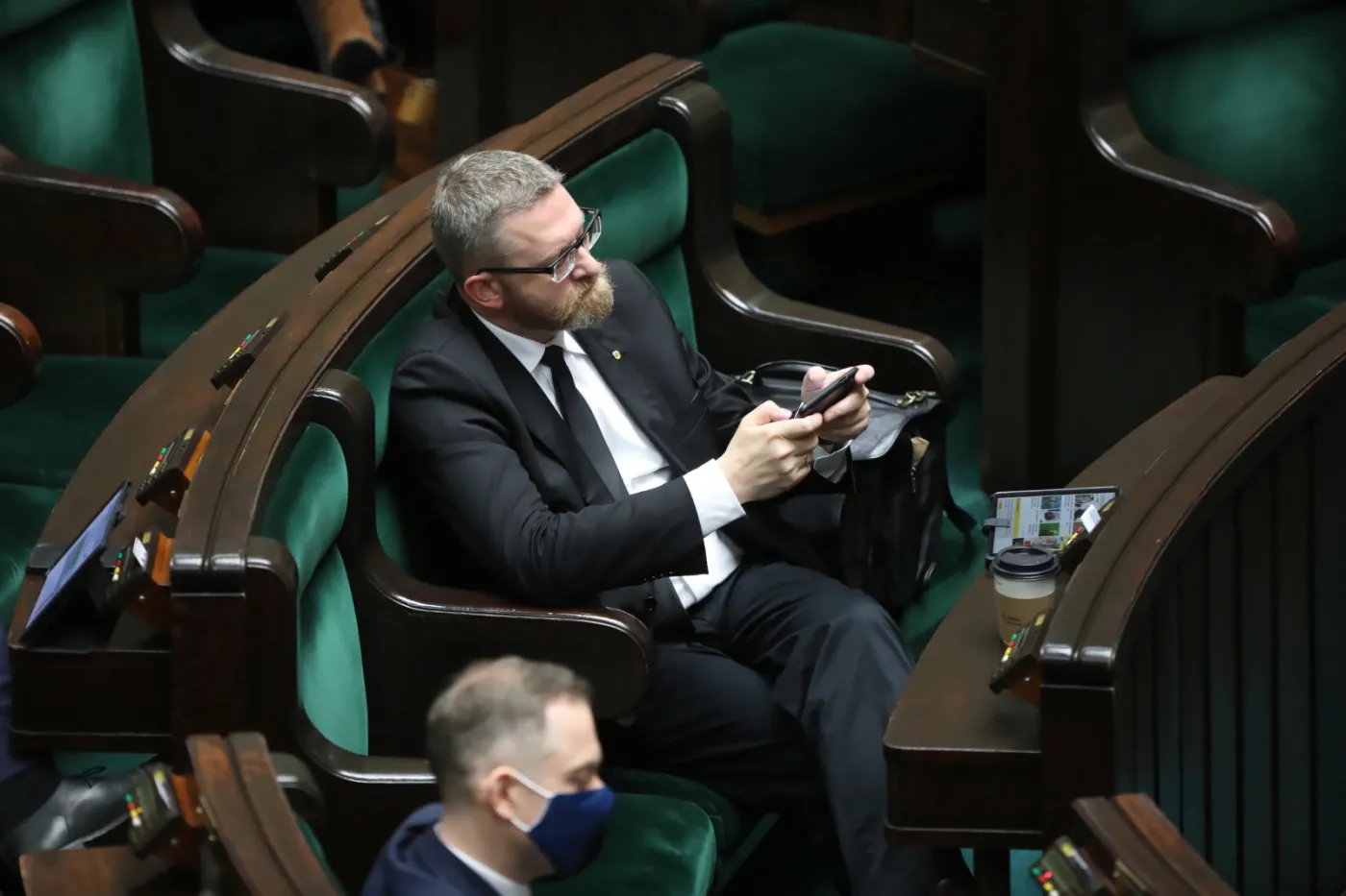 Gorąco w Sejmie. Terlecki upomina posłów bez maseczek. Padły słowa o "pajacach"