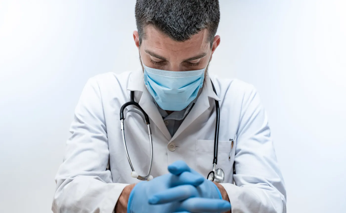 Pandemia stawia lekarzy przed dramatycznymi wyborami: Komu pomóc najpierw?