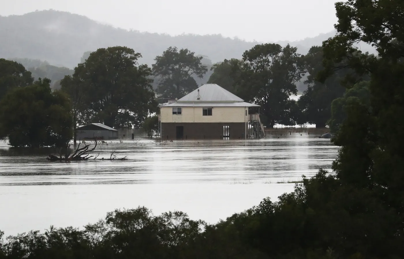 Gigantyczna powódź w Australii. Miasta odcięte od świata [ZDJĘCIA]
