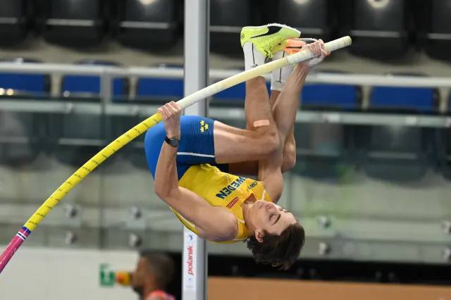 Armand Duplantis zaczął sezon wynikiem 5,90 m. Pokonać 6,00 m nie dał rady