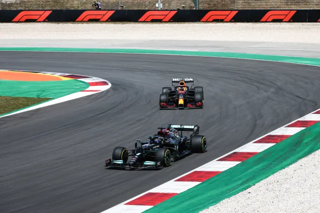 Lewis Hamilton tryumfuje w wyścigu Formuły 1. To jego 97. zwycięstwo w historii