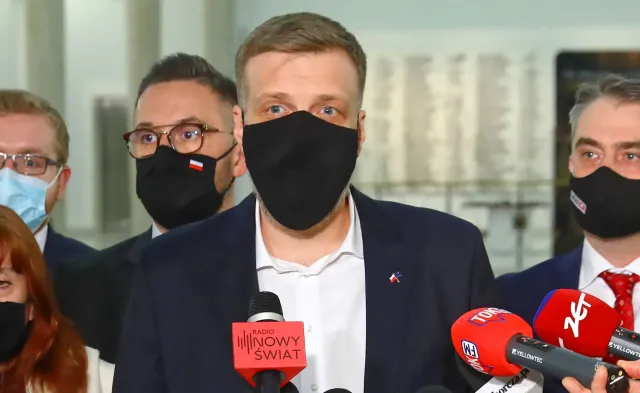 "Kretyńska strategia". Zandberg bije w "grupę wzmożonych pod przewodem Tomasza Lisa""