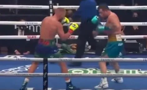 Alvarez mistrzem świata WBC, WBA, WBO. Saunders trafił do szpitala