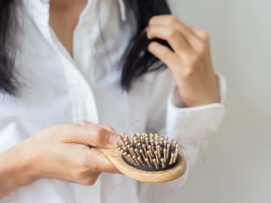 Zwiększone wypadanie włosów powikłaniem po COVID-19. Jak to zatrzymać?