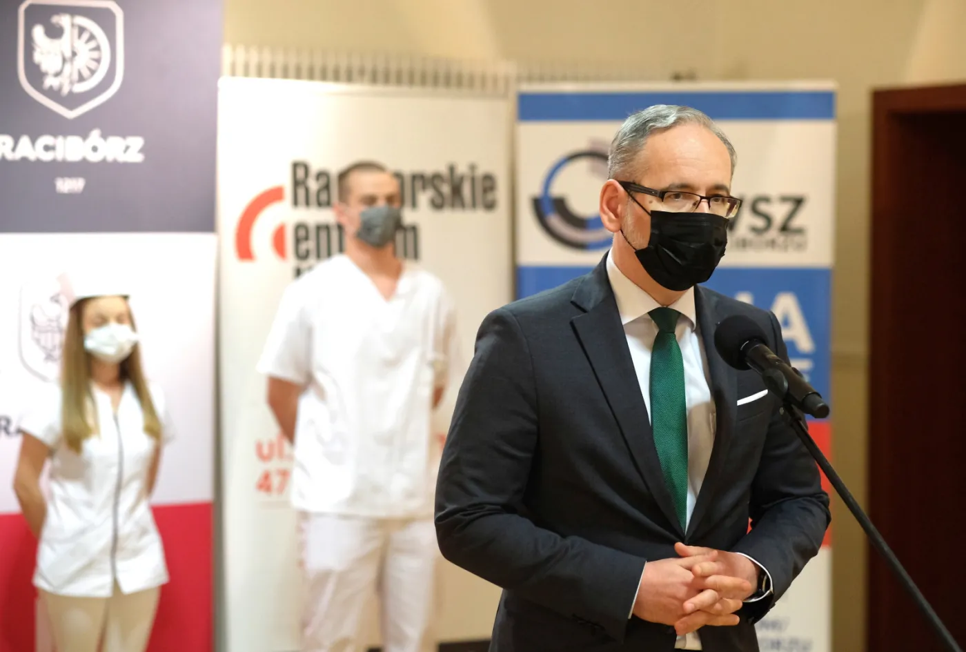 Maseczki przynajmniej do końca wakacji? "Ten standard powinien obowiązywać"