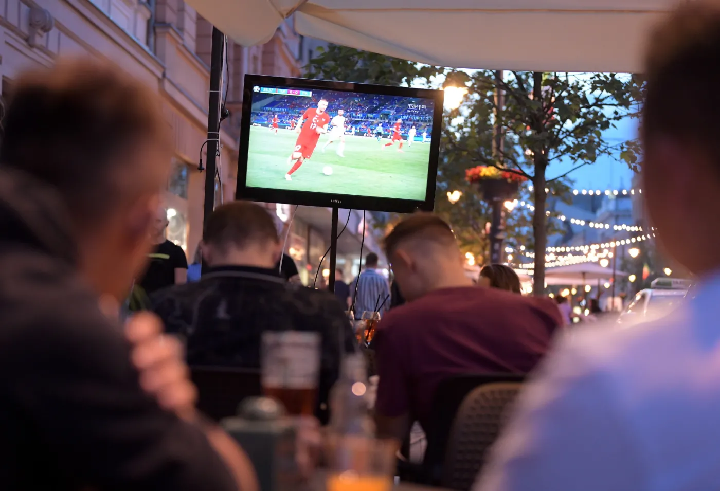 "Kibice są spragnieni emocji. I piwa". Euforia wśród właścicieli restauracji