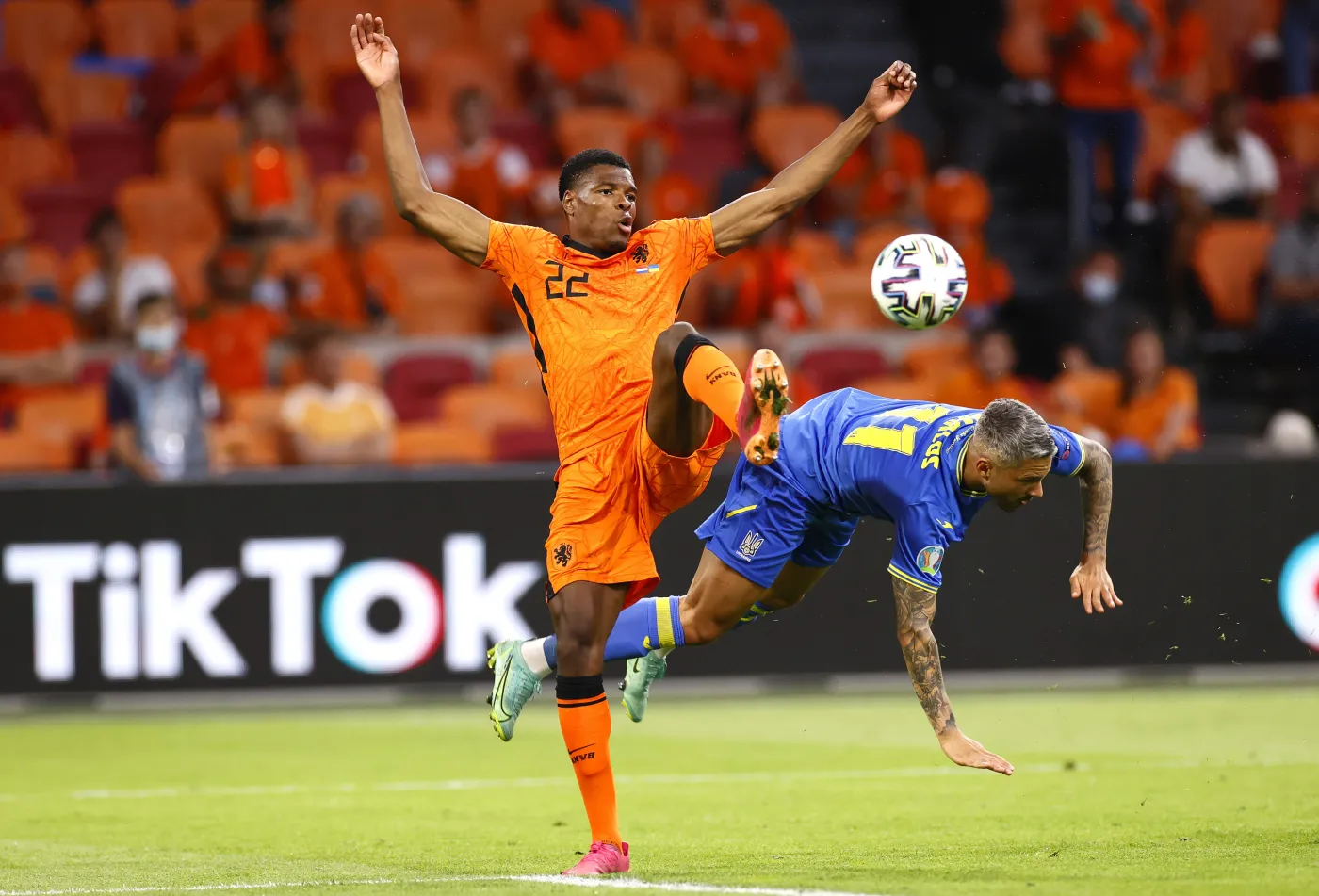 Wielkie emocje i piękna bramka Jarmołenki w meczu Holandia - Ukraina [Zobacz gole]