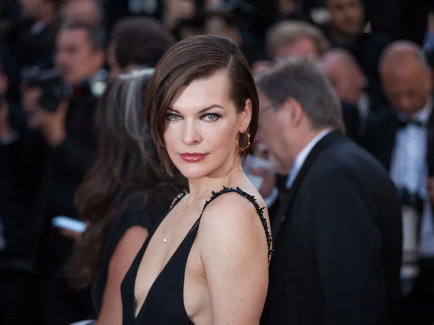 "Dobrze się bawiłam"... Zaskakujące wyznanie Milli Jovovich na temat napastliwych zachowań mężczyzn sprzed lat