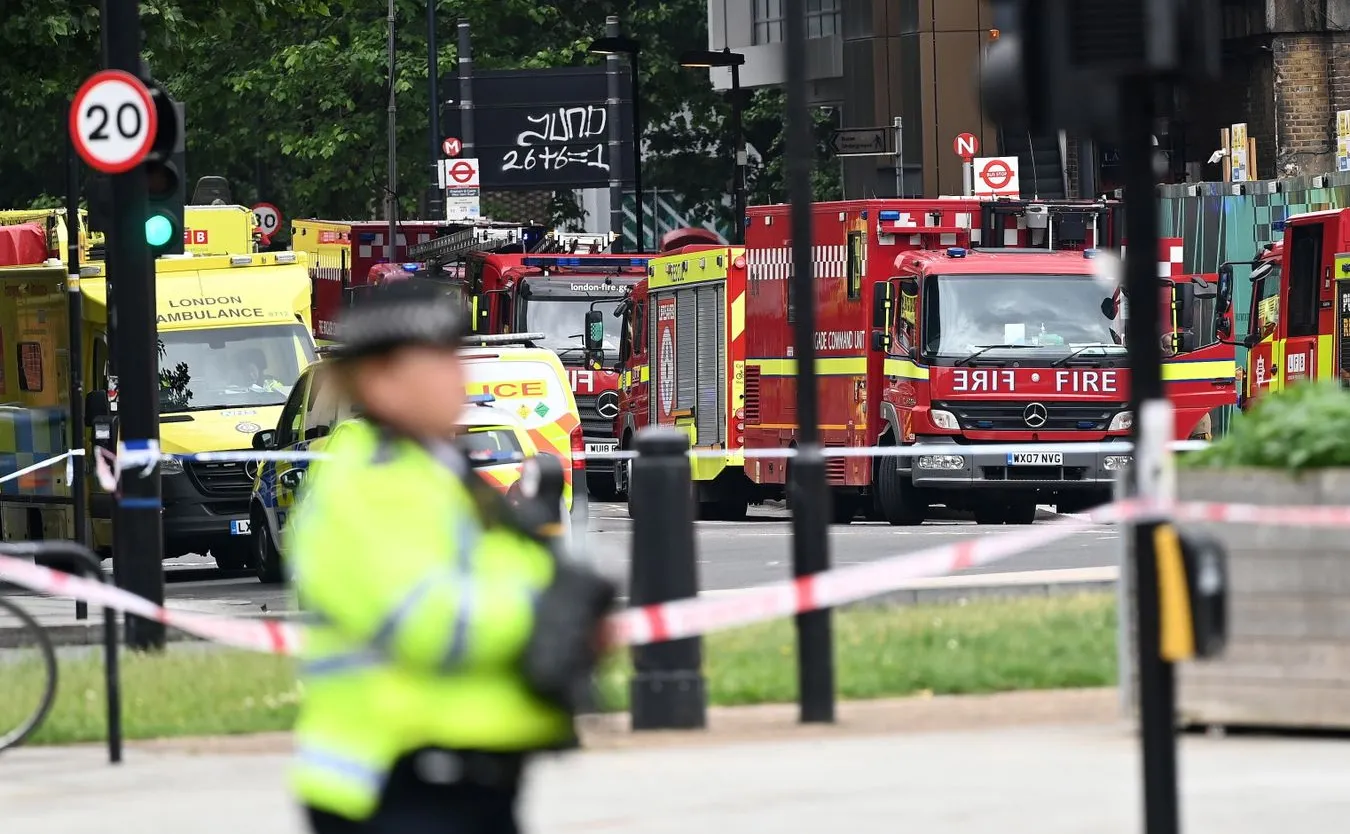 Kula ognia i kłęby dymu nad Londynem. Pożar blisko stacji metra
