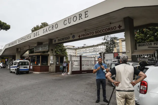 Papież Franciszek opuścił klinikę Gemelli