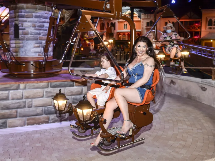 Bez skojarzeń się nie obejdzie... Iwona Węgrowska popisała się wyglądem na imprezie, na którą zabrała córkę