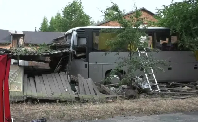 Wypadek autokaru pod Piotrkowem Trybunalskim. Jedna osoba zginęła, dziewięć zostało rannych