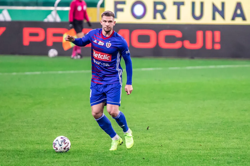 Piast kupił i szybko sprzedał Świerczoka. Teraz czas na... Japonię