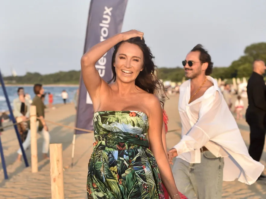 Ale że taki dekolt...?! Seksownie wyletniona Dominika Kulczyk na nadmorskim pokazie mody