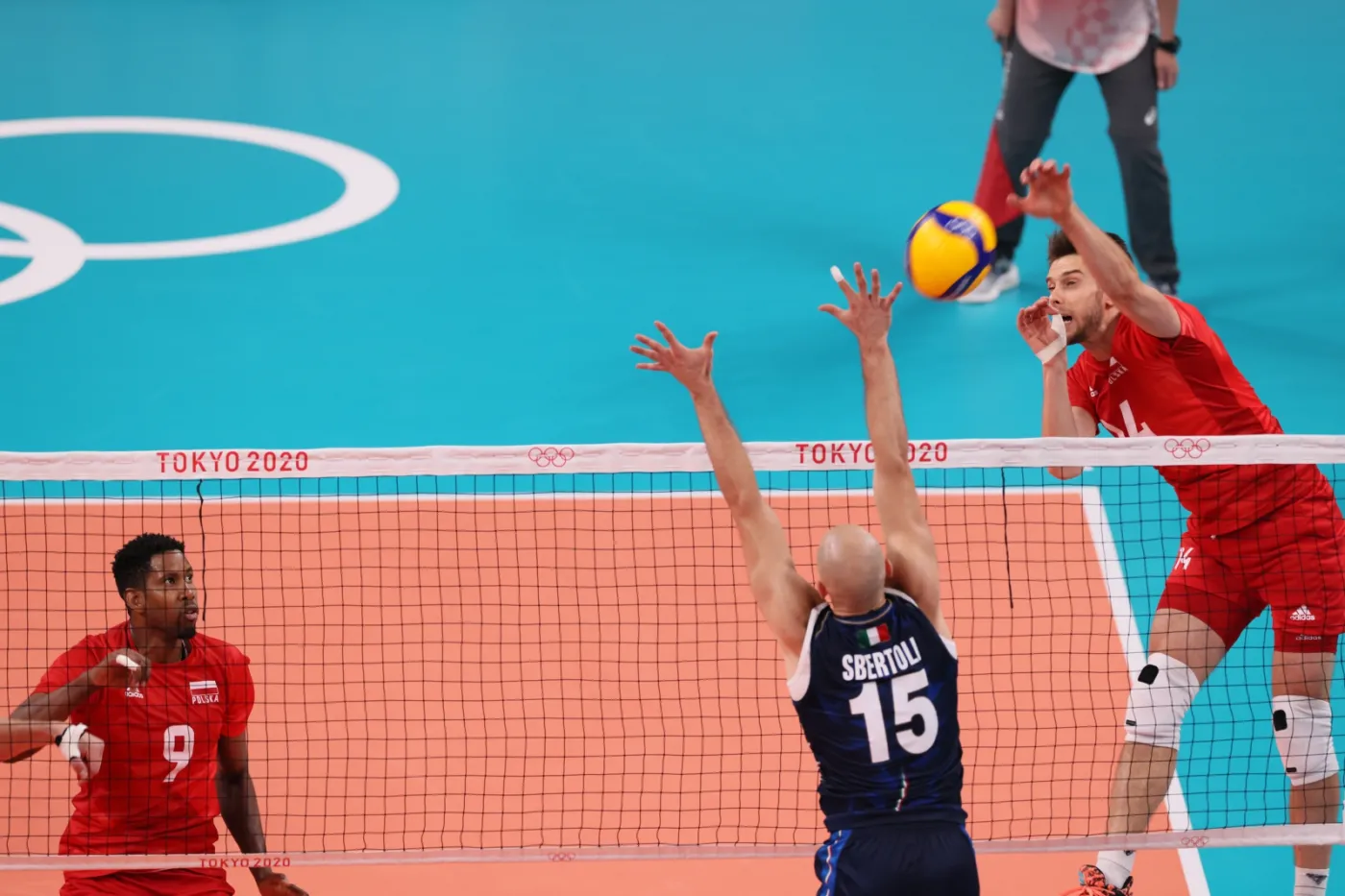 Polacy Wilfredo Leon (L) i Aleksander Śliwka (P) oraz Riccardo Sbertoli (C) z Włoch podczas meczu drugiej kolejki fazy grupowej turnieju olimpijskiego w siatkówce
