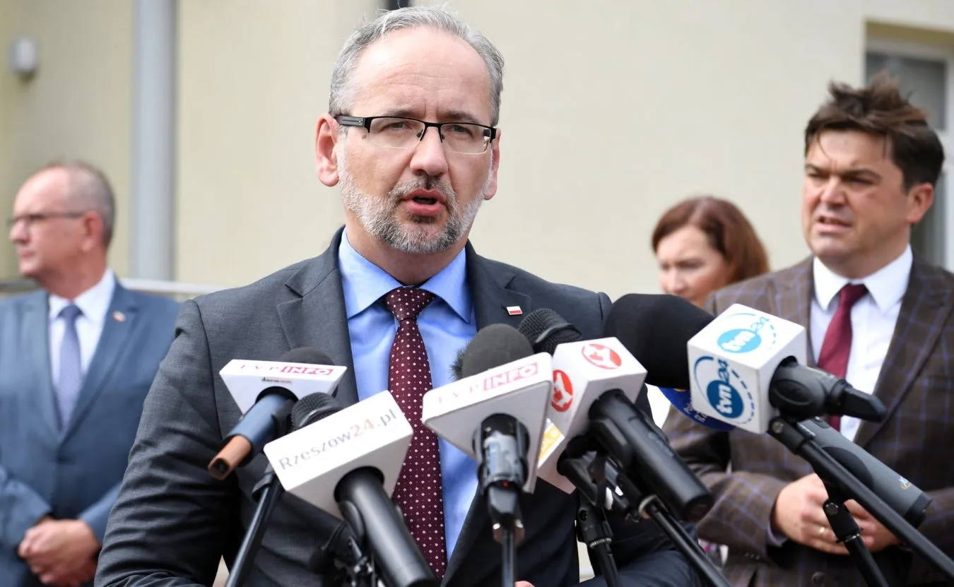 Antyszczepionkowcy na konferencji ministra Niedzielskiego. Wśród nich Braun