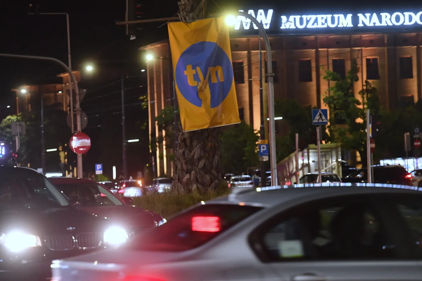 Logo TVN na palmie w Warszawie