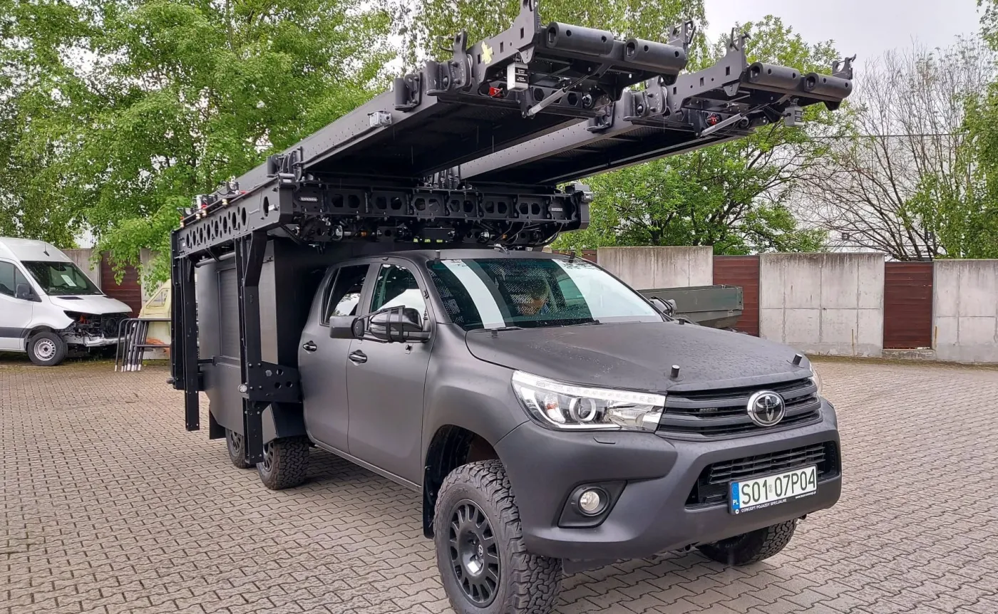 toyota-hilux-6x6-37216046.jpg