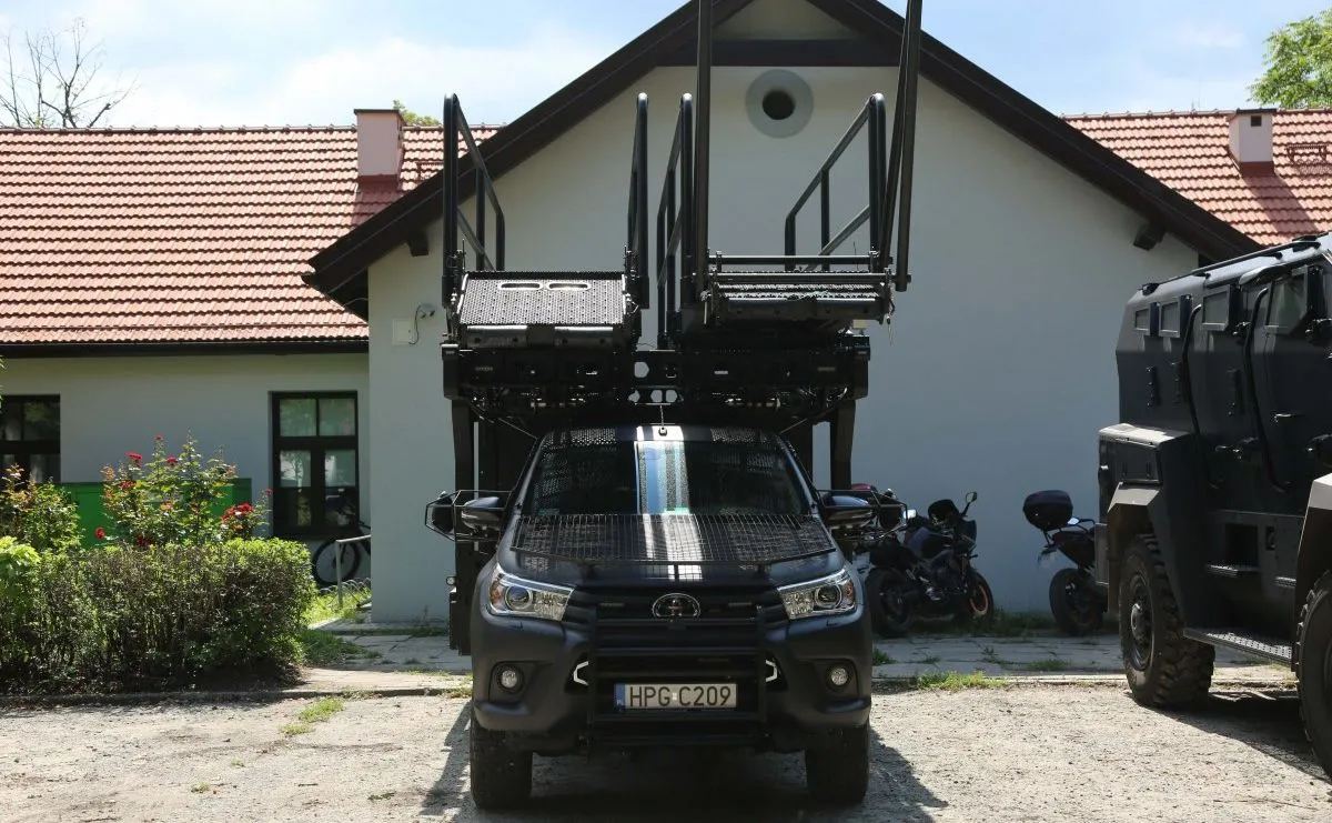 toyota-hilux-6x6-37216078.jpg