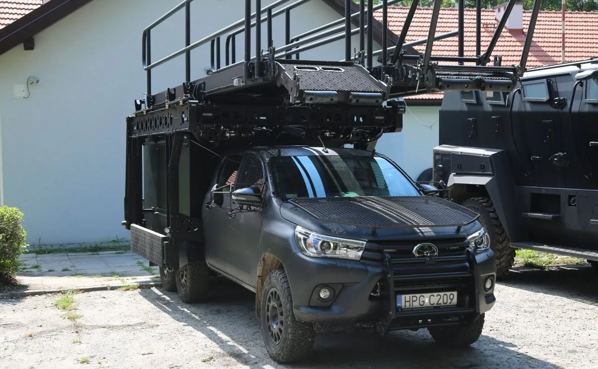 toyota-hilux-6x6-37216088.jpg