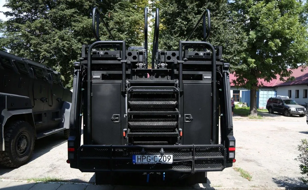 toyota-hilux-6x6-37216108.jpg