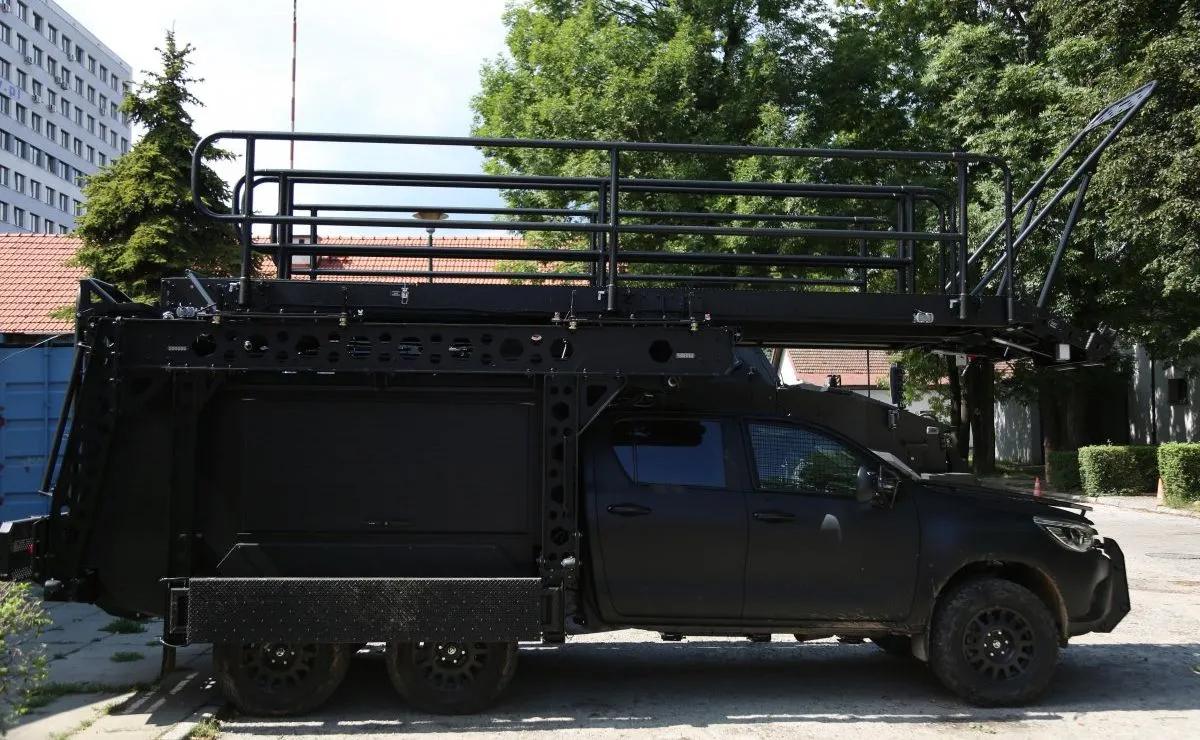 toyota-hilux-6x6-37216113.jpg