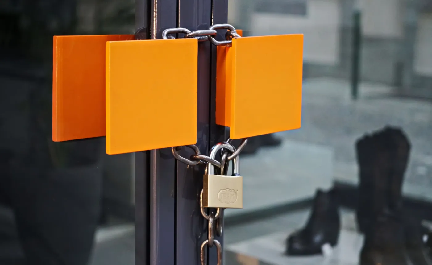 Znikają sklepy z odzieżą, ogólnospożywcze i warzywniaki. BADANIE