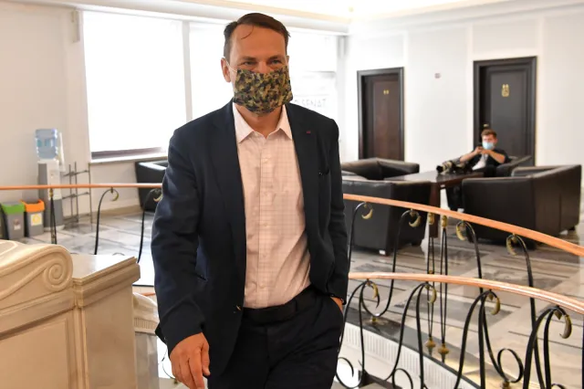 Stan wyjątkowy. "Panie prezydencie, prezydentura to nie tylko dmuchanie krabów i kibicowanie"