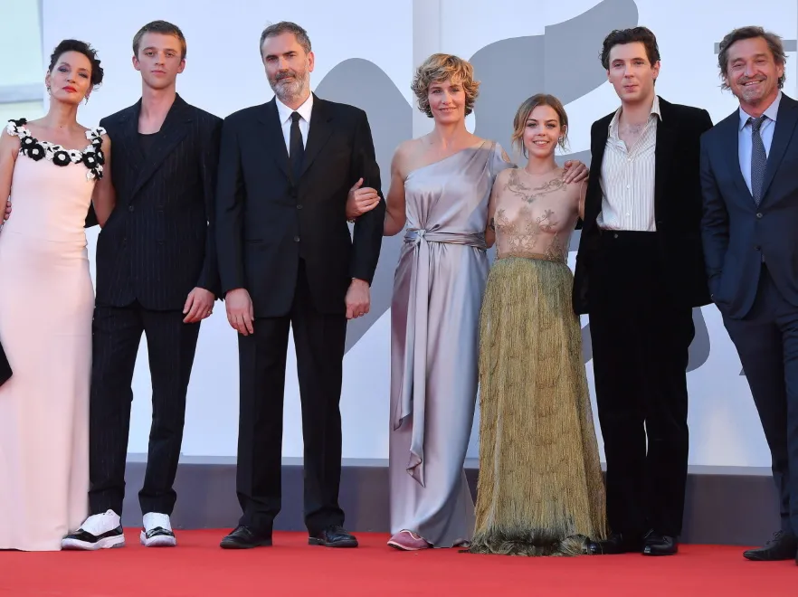 Belgijska aktorka bez odrobiny zawahania pokazała całe piersi na czerwonym dywanie w Wenecji. FOTO