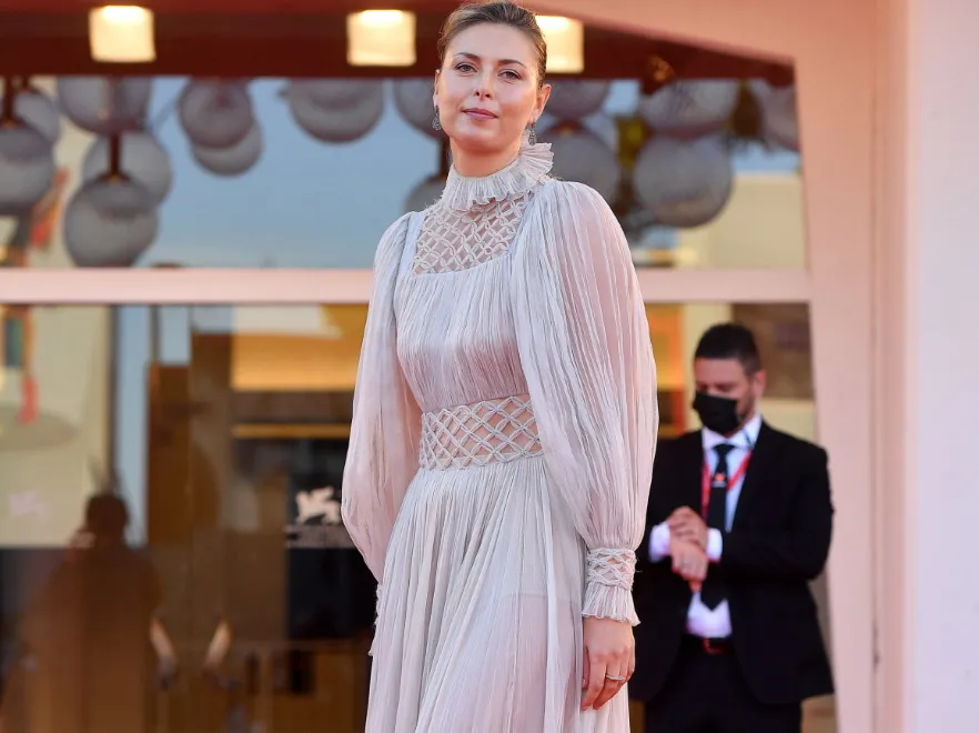 Kiedyś posągowa piękność kortów, a dziś? Maria Szarapowa na Festiwalu w Wenecji. FOTO