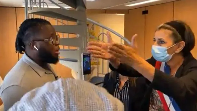 Dantejskie sceny w departamencie Eure. Wicemer pobita na tle etnicznym