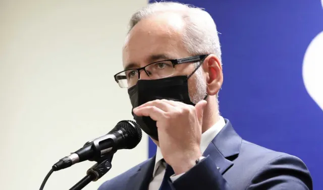 Trzecia dawka dla jednej z grup pacjentów. Minister podaje szczegóły