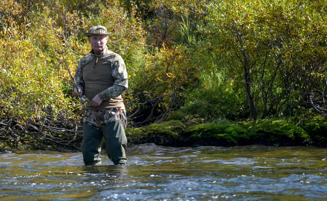 Wycieczka Putina na Syberię. Łowił ryby, pływał motorówką i chodził po górach [WIDEO]