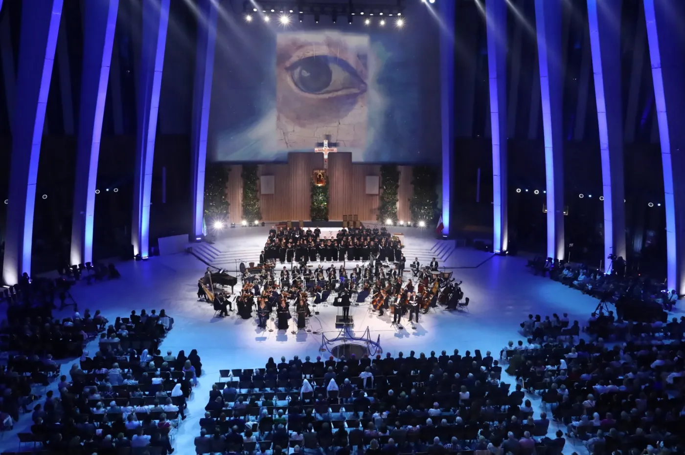 Ponad 2 mln widzów śledziło w mediach beatyfikację kard. Wyszyńskiego i matki Czackiej